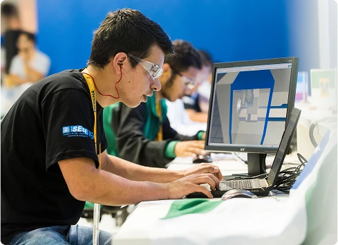 Alunos do SENAI trabalham em um motor de aeronave em frente a um avião com a inscrição 'Curso Técnico em Manutenção de Aeronaves