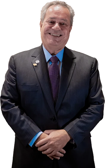 Presidente da CNI, Ricardo Alban, de terno e sorrindo.