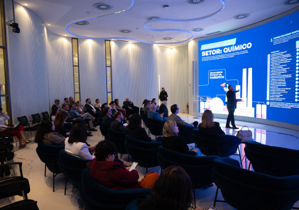 Palestra ou apresentação em salão.