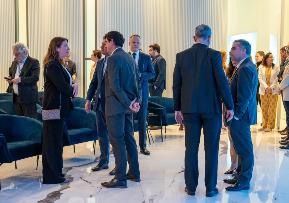Pessoas conversando em um evento.