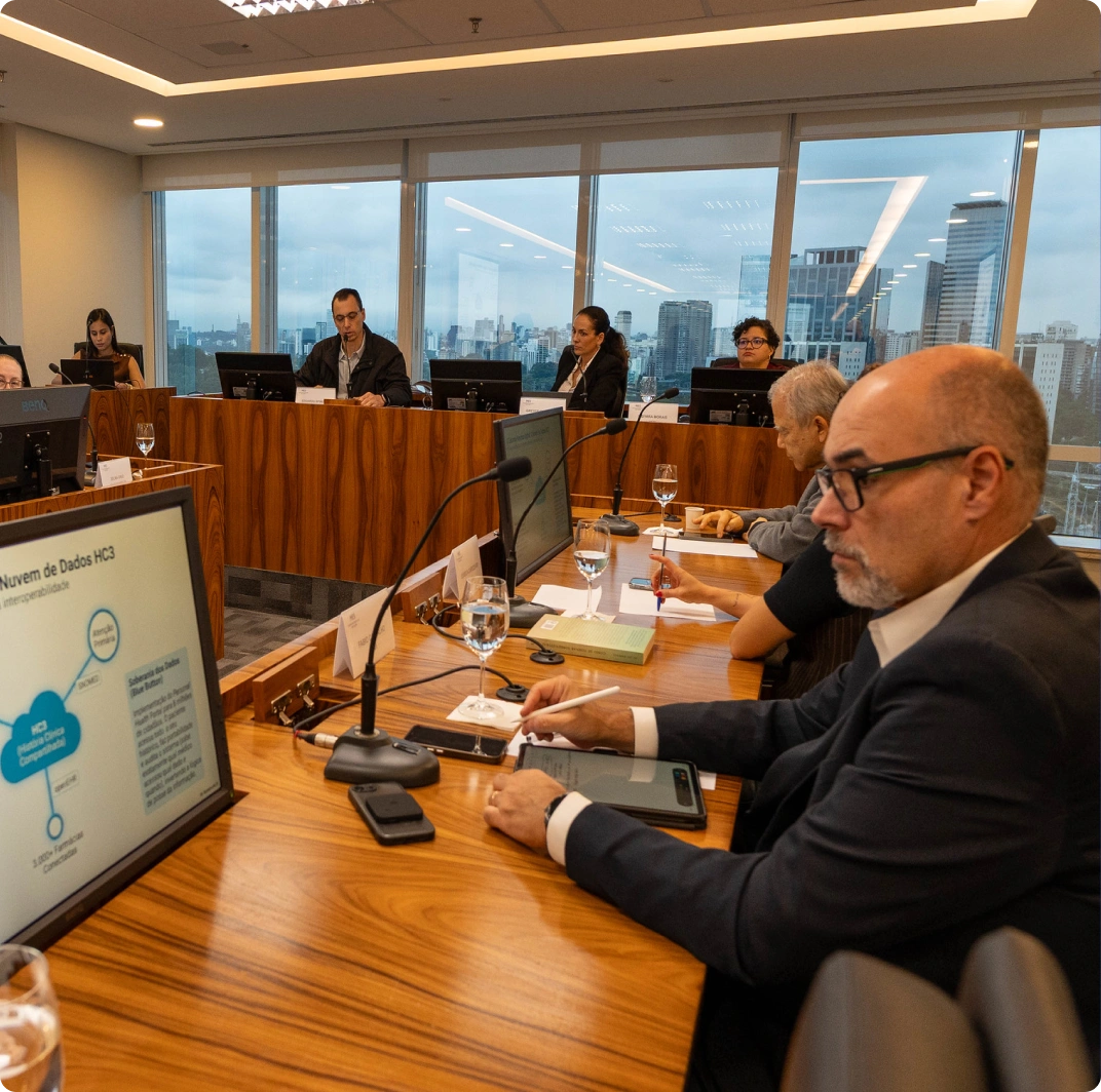 Várias pessoas em reunião.