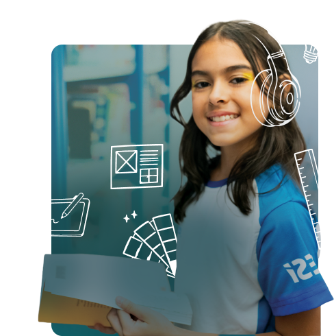 Menina sorrindo segura um mini robô, parte de um projeto escolar.