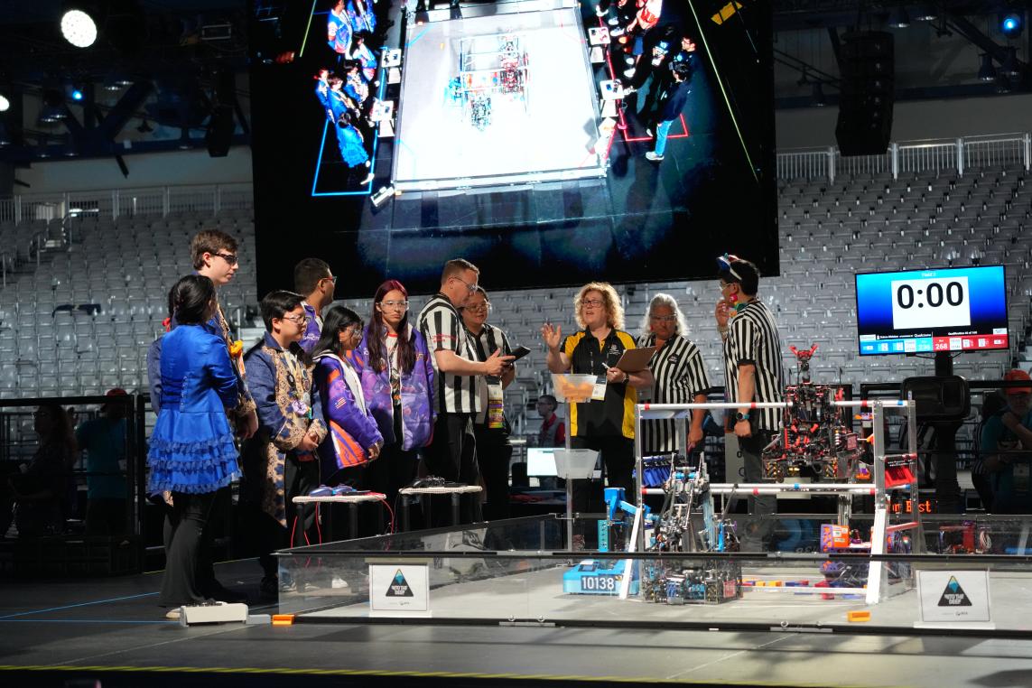 Grupo de pessoas em evento de tecnolgia e robótica