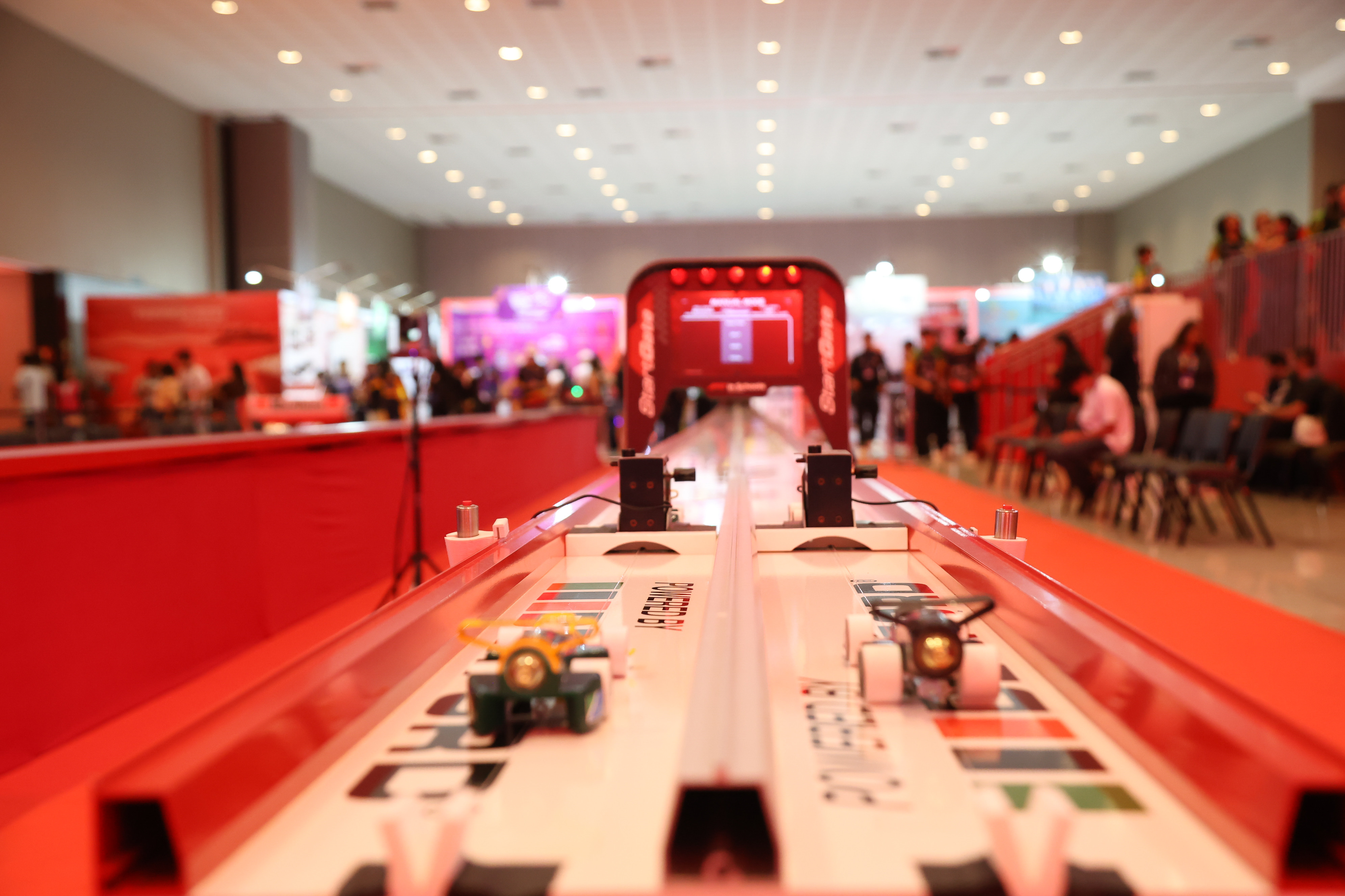 Jovens realizam um trabalho de robótica.