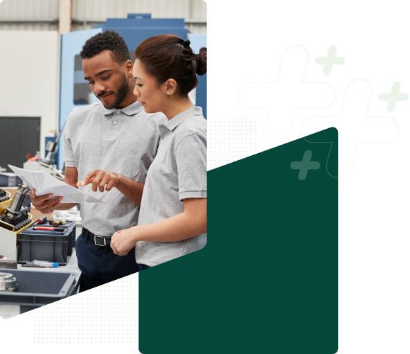 Dois profissionais, um homem e uma mulher, em ambiente industrial analisando juntos um documento. Eles vestem uniformes de camisa polo cinza. O homem segura o papel e aponta para um detalhe, enquanto a mulher observa atentamente. A imagem possui uma sobreposição gráfica geométrica na cor verde escura no canto inferior direito.