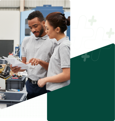 Dois profissionais, um homem e uma mulher, em ambiente industrial analisando juntos um documento. Eles vestem uniformes de camisa polo cinza. O homem segura o papel e aponta para um detalhe, enquanto a mulher observa atentamente. A imagem possui uma sobreposição gráfica geométrica na cor verde escura no canto inferior direito.