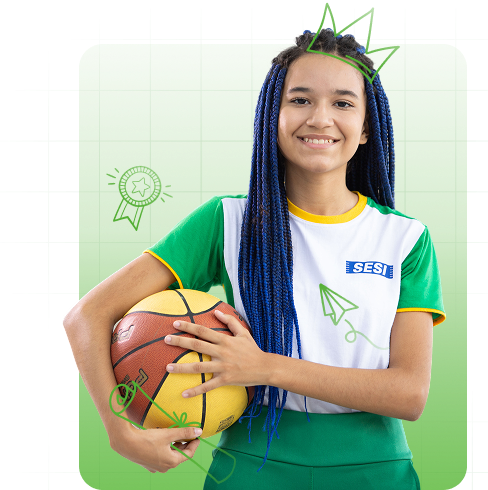 Menina sorri para câmera enquanto segura uma bola de basquete.